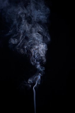 Siyah arkaplanda soyut duman hareketleri