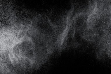 Siyah arkaplanda soyut su sıçramaları