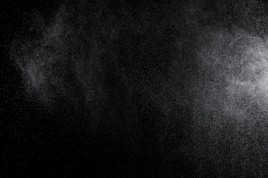 Siyah arkaplanda soyut su sıçramaları