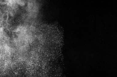 Siyah arkaplanda soyut beyaz toz patlaması