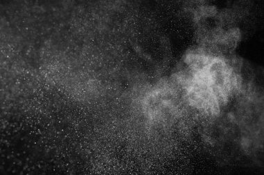 Siyah arkaplanda soyut beyaz toz patlaması