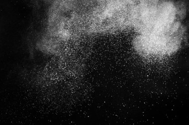 Siyah arkaplanda soyut beyaz toz patlaması