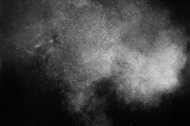 Siyah arkaplanda soyut beyaz toz patlaması
