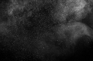 Siyah arkaplanda soyut beyaz toz patlaması