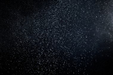 Siyah arkaplanda soyut beyaz toz patlaması