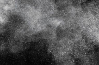 Siyah arkaplanda soyut beyaz toz patlaması