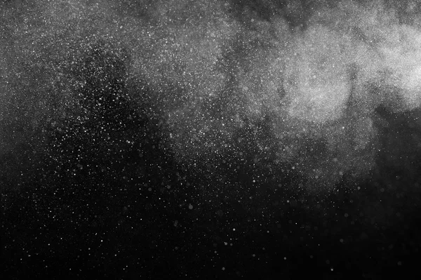 黒の背景に抽象的な白い粉爆発 — ストック写真