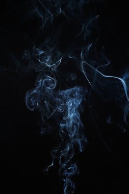 Siyah arkaplanda soyut duman hareketleri