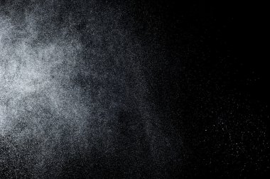 Siyah arkaplanda soyut su sıçramaları