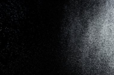 Siyah arkaplanda soyut su sıçramaları