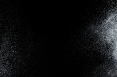 Siyah arkaplanda soyut su sıçramaları