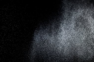 Siyah arkaplanda soyut su sıçramaları