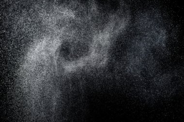 Siyah arkaplanda soyut su sıçramaları