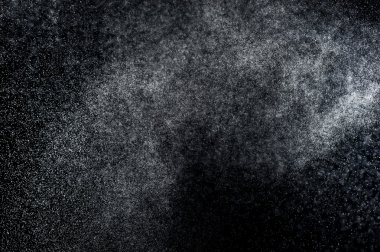 Siyah arkaplanda soyut su sıçramaları