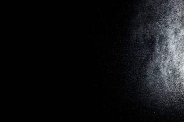 Siyah arkaplanda soyut su sıçramaları