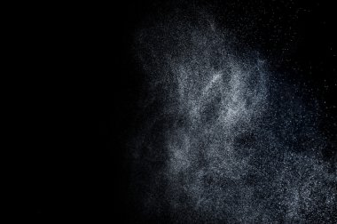 Siyah arkaplanda soyut su sıçramaları