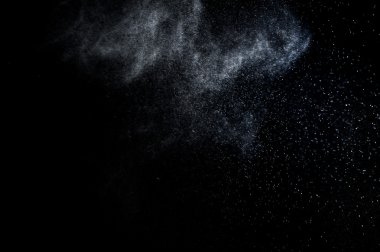 Siyah arkaplanda soyut su sıçramaları