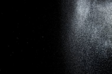 Siyah arkaplanda soyut su sıçramaları