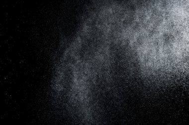 Siyah arkaplanda soyut su sıçramaları