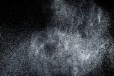 Siyah arkaplanda soyut su sıçramaları