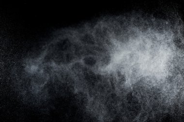 Siyah arkaplanda soyut su sıçramaları