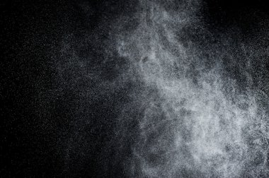 Siyah arkaplanda soyut su sıçramaları