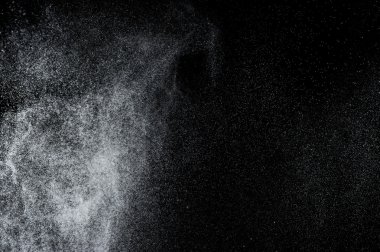 Siyah arkaplanda soyut su sıçramaları