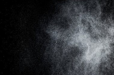 Siyah arkaplanda soyut su sıçramaları