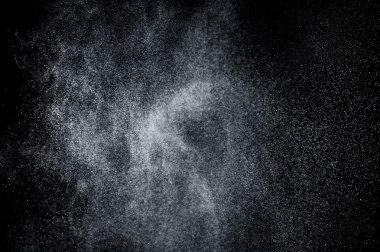 Siyah arkaplanda soyut su sıçramaları