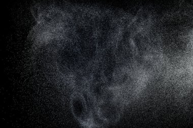 Siyah arkaplanda soyut su sıçramaları