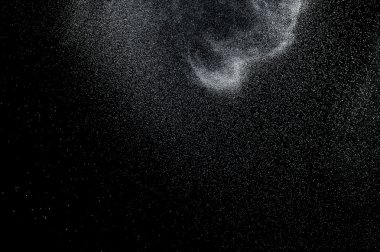 Siyah arkaplanda soyut su sıçramaları