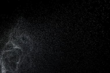 Siyah arkaplanda soyut su sıçramaları