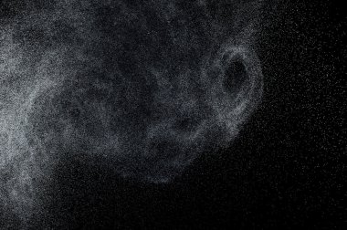 Siyah arkaplanda soyut su sıçramaları