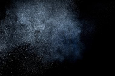 Siyah arkaplanda soyut beyaz toz patlaması
