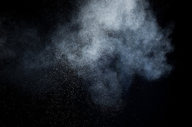 Siyah arkaplanda soyut beyaz toz patlaması