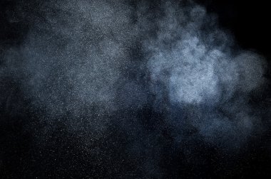 Siyah arkaplanda soyut beyaz toz patlaması