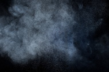 Siyah arkaplanda soyut beyaz toz patlaması