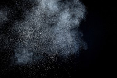 Siyah arkaplanda soyut beyaz toz patlaması