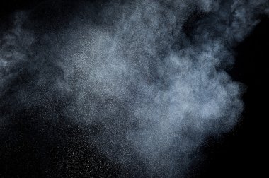 Siyah arkaplanda soyut beyaz toz patlaması