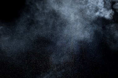 Siyah arkaplanda soyut beyaz toz patlaması