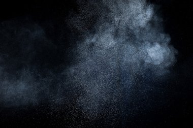 Siyah arkaplanda soyut beyaz toz patlaması