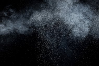 Siyah arkaplanda soyut beyaz toz patlaması