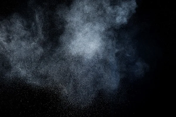 Siyah arkaplanda soyut beyaz toz patlaması