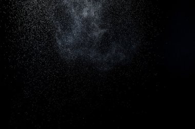 Siyah arkaplanda soyut su sıçramaları