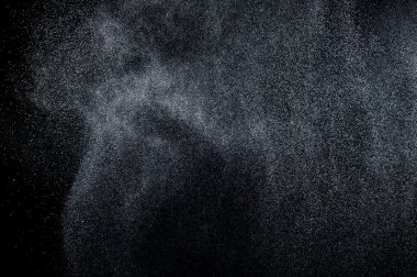 Siyah arkaplanda soyut su sıçramaları