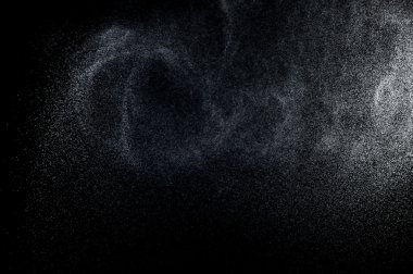 Siyah arkaplanda soyut su sıçramaları