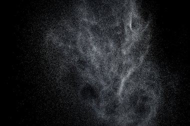 Siyah arkaplanda soyut su sıçramaları