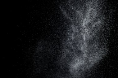 Siyah arkaplanda soyut su sıçramaları