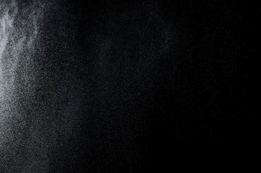 Siyah arkaplanda soyut su sıçramaları