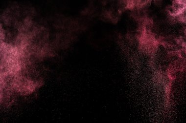 Pembe boya Holi soyut. Soyut pembe toz patlama siyah arka plan üzerine.